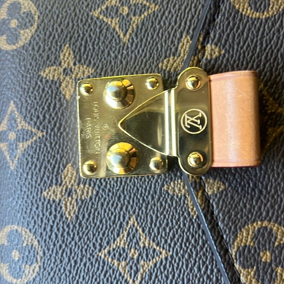 Louis Vuitton Brown and Gold Crossbody Bag
OPEN TO REASONABLE OFFERS 🥳🤩 - Picture 5 of 16